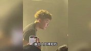 女生看演出遭男子猥亵，演出人员立即封锁现场！警方：男子已刑拘