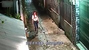 夜晚女生独自走在巷子里，两男子突然动手，根本躲避不及！