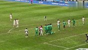 现场实拍陈晋一主罚任意球直接攻门得手