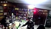 三人偷烟酒店遇顾客秒变店主卖货 顾客还扫码付了款