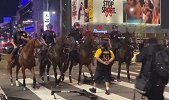 最新消息！洛杉矶警方骑马与湖人球迷对抗 周边出现打砸声