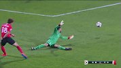 这大礼不收！巴林后防送单刀 黄义助单挑门将打偏