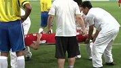 足球-13年-中巴传奇明星赛 李霄鹏争顶受伤被抬出场-新闻