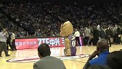 篮球-14年-中国赛：国王吉祥物人气高！高难度街舞表演引欢呼-新闻