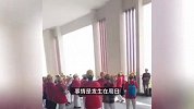 不尊重？大妈们集体穿红马甲在悼念大厅门口拍手唱歌，殡仪馆回应