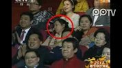 2012春晚“睡觉姐”意外走红现场酣然入睡