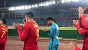 遗憾负于乌兹中国队神情凝重 球迷不离不弃