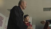 吃了没文化的亏 结婚太难了 大妈因不会写字3次没领成结婚证