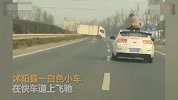 【江苏】嫌车载音响声大小伙坐车顶吹风：我想静静