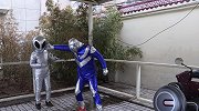 奥特曼真人版：奥特曼去还电动车，发现外星人在干坏事，会打吗？