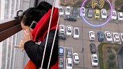 女子开车上班同事20楼“塔台”指挥停车 当事人：同事也很无语
