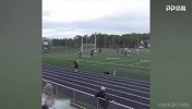 过分了！小哥穿裆+晃翻两人 这球没法儿踢了