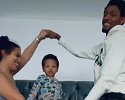家中变奶爸哄孩子 比尔与妻子录抖音秀恩爱