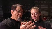 成龙请剧组吃冰棍，还手把手教外国美女中文，手臂比别人粗3倍