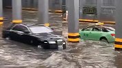 大雨突袭西安！劳斯莱斯积水中趴窝半天推不动 一旁的的士亮了