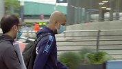 双方球员抵达球场！瓜帅神情轻松 戴奇来也匆匆