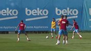 巴萨球员为与拜仁的比赛做准备 全员训练情绪高涨