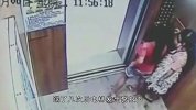 姐妹花在电梯内“练武”，随着警报声一响，结果“悲剧”了