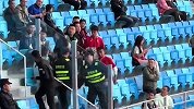 成都蓉城球迷做不雅手势挑衅大连球迷被安保劝离