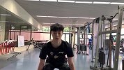 广东队新星弥补短板！前方直击胡明轩力量房训练