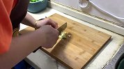 青椒炒蛋的家常做法，炒熟后青椒鲜香鸡蛋嫩滑，味道比饭店还好吃