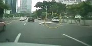 小区楼顶坠下避雷针  险些砸中行驶车辆