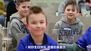 德甲-1718赛季-超有爱！沙尔克小将麦肯尼亲自为小球迷庆生-专题