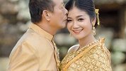 70岁中国大爷娶30岁外国美娇妻 结婚照曝光网友不淡定了