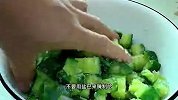 把黄瓜放开水中烫一烫，很多人都没有试过，清脆爽口真的太好吃了