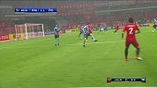 张卫低平球送出传中 吕文君跟上打门高出横梁
