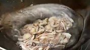 饭店的“铁板鱿鱼”为啥那么好吃？原来技巧很简单，看大厨如何做