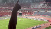 半场4-0国安！泰山主场看台沸腾了