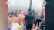 【河北】装橘子货车侧翻遭村民组团疯抢 15万元货2小时抢光