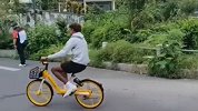 入乡随俗？詹姆斯韦德儿子光膀子游西湖 布朗尼还骑上了共享单车！