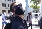 库里携妻女参加抗议游行 与群众一起高呼：特朗普必须滚蛋！