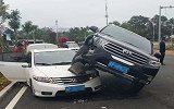 福建惠安土方车与皮卡车相撞 1死8伤