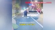小车凌晨在马路横冲直撞，男子掉出车后又拽出一女子