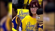 篮球-18年-这位勇士女球迷很敢玩！库里格林卡通玩偶上线 牙套真是逼真爆了-专题