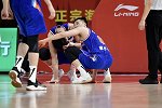【PP体育在现场】周琦崴脚倒地久久不起 队员上前围观