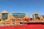 合作社分红摆现金墙 农民拿簸箕装138万