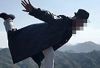 男子跳上八达岭城墙“雏鹰起飞” 周围游客被吓到尖叫