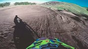 极限-17年-真实！第一视角极限摩托车  土坡场地大冲撞-新闻
