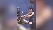 迪丽热巴机车骑士造型曝光 侧颜精致+长腿细腰又美又飒