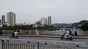 连日暴雨宜春一铁桥再次被大水冲倒，垮塌瞬间曝光