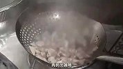 鲜辣软糯的黄瓜烧鸡尖，鸡尖软糯入味，黄瓜脆爽鲜辣，巴适得很