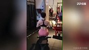 绝美背影！美女健身房认真撸铁 这蜜桃臀全是苦练的成果