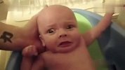[搞笑]可爱宝宝洗凉水澡囧态百出