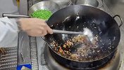 家常菜甜豆炒肉沫，趁热吃
