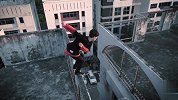 恐高症慎入！摩天大楼顶层跑酷太疯狂 差点撞飞女友简直不要命
