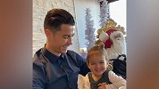 甜炸！C罗和女儿超暖亲亲 满满都是父爱